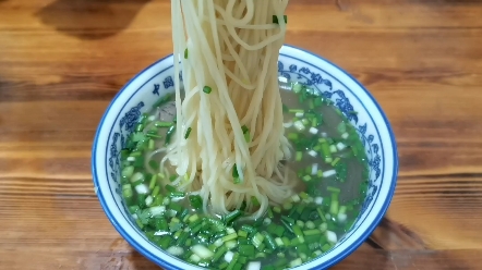 一碗典型的兰州拉面中有牛肉汤、牛肉片、香菜和小葱,英语怎么说?哔哩哔哩bilibili