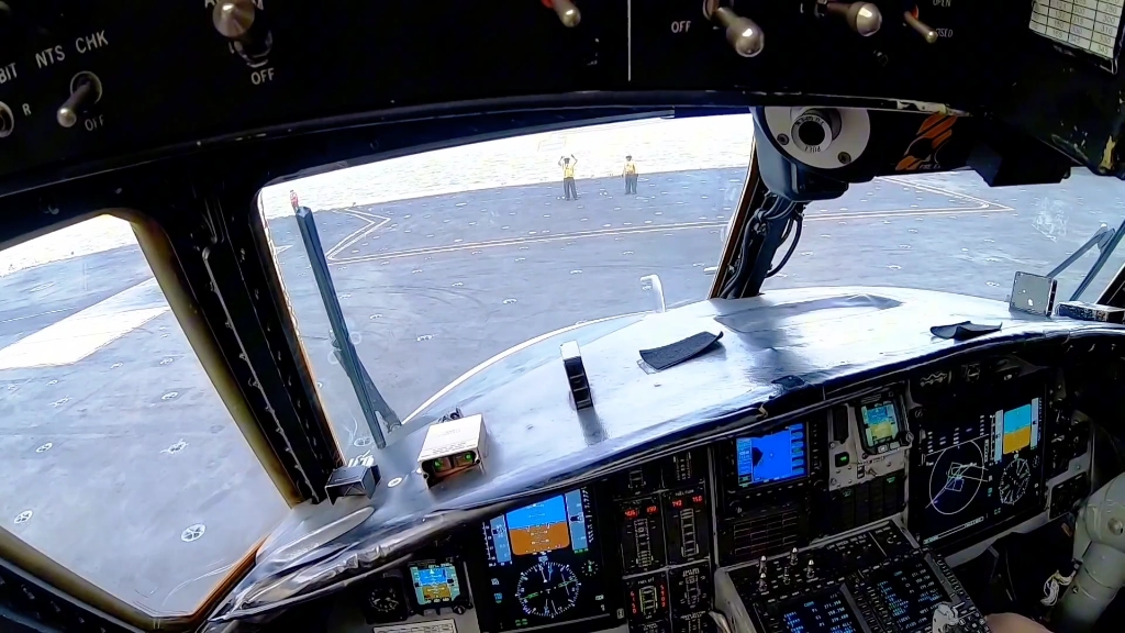 e-2c鹰眼预警机在艾森豪威尔号航母滑行弹射起飞,机组人员音频对话