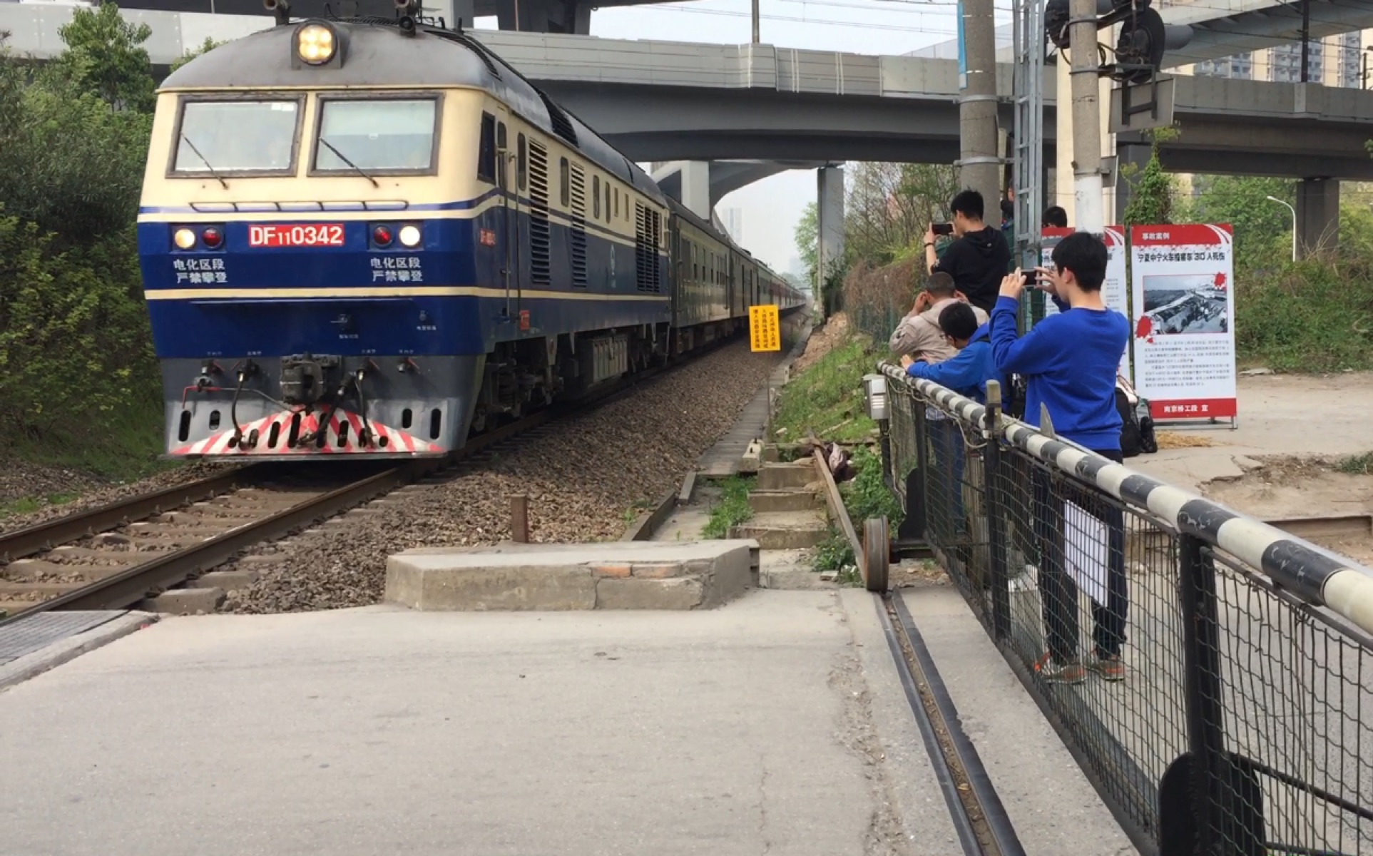 【中国铁路】小行道口k101与地铁10号线的完美交汇