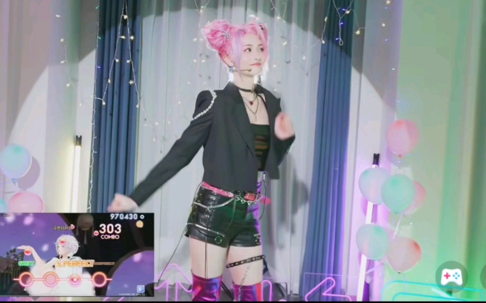 周洁琼的粉色头发太萌了!一起看她跳舞吧