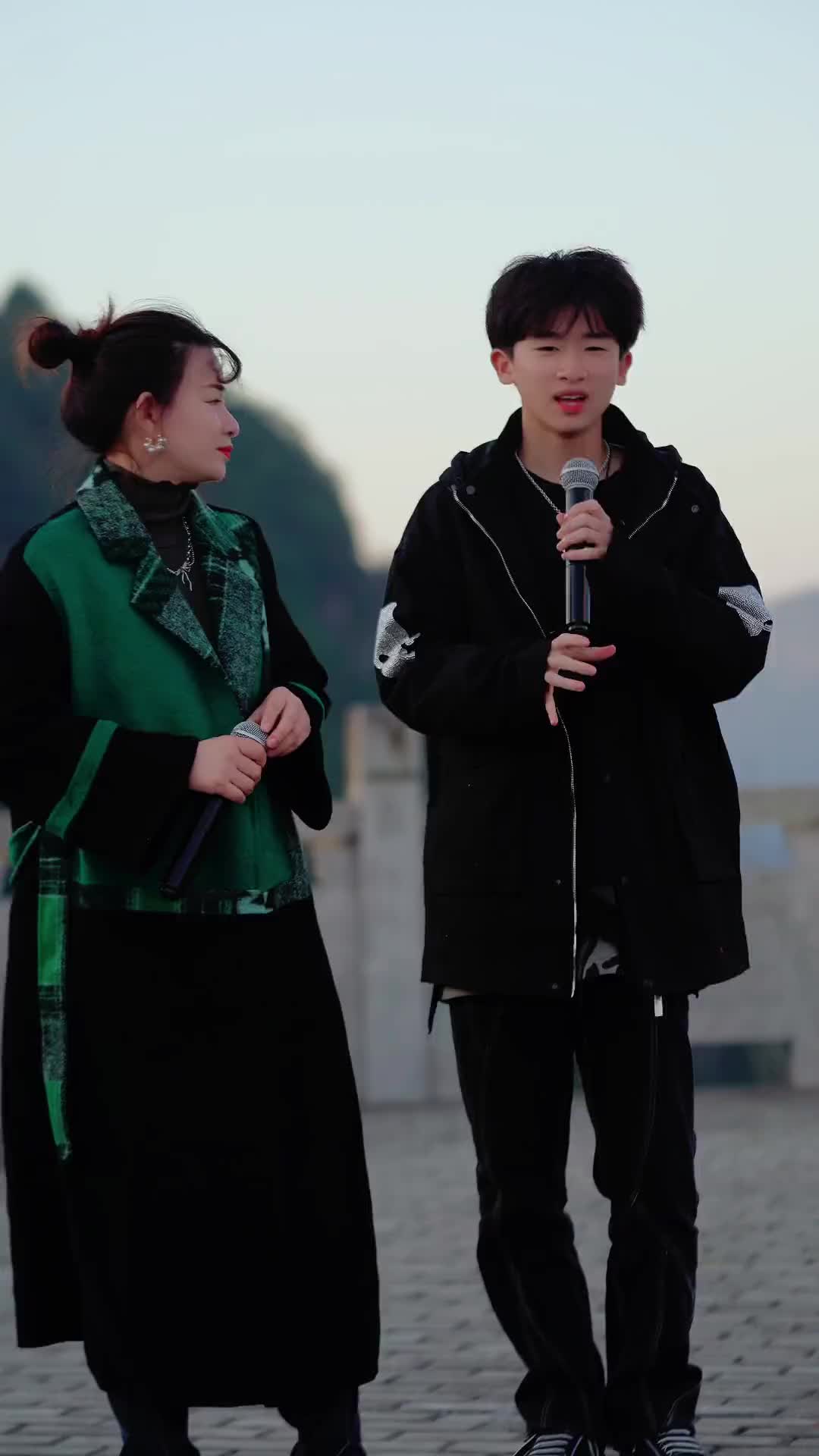 不知不觉又唱上了音乐小天一同城热门户外唱歌母子组合