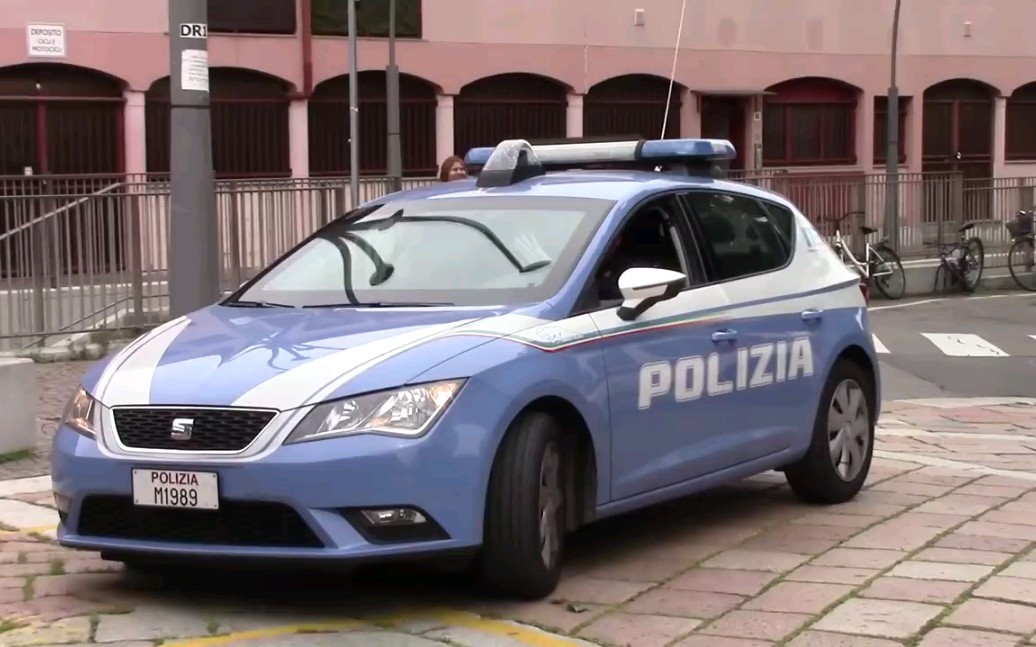 意大利国家警察警车接警赶到现场护送救护车前往事故现场