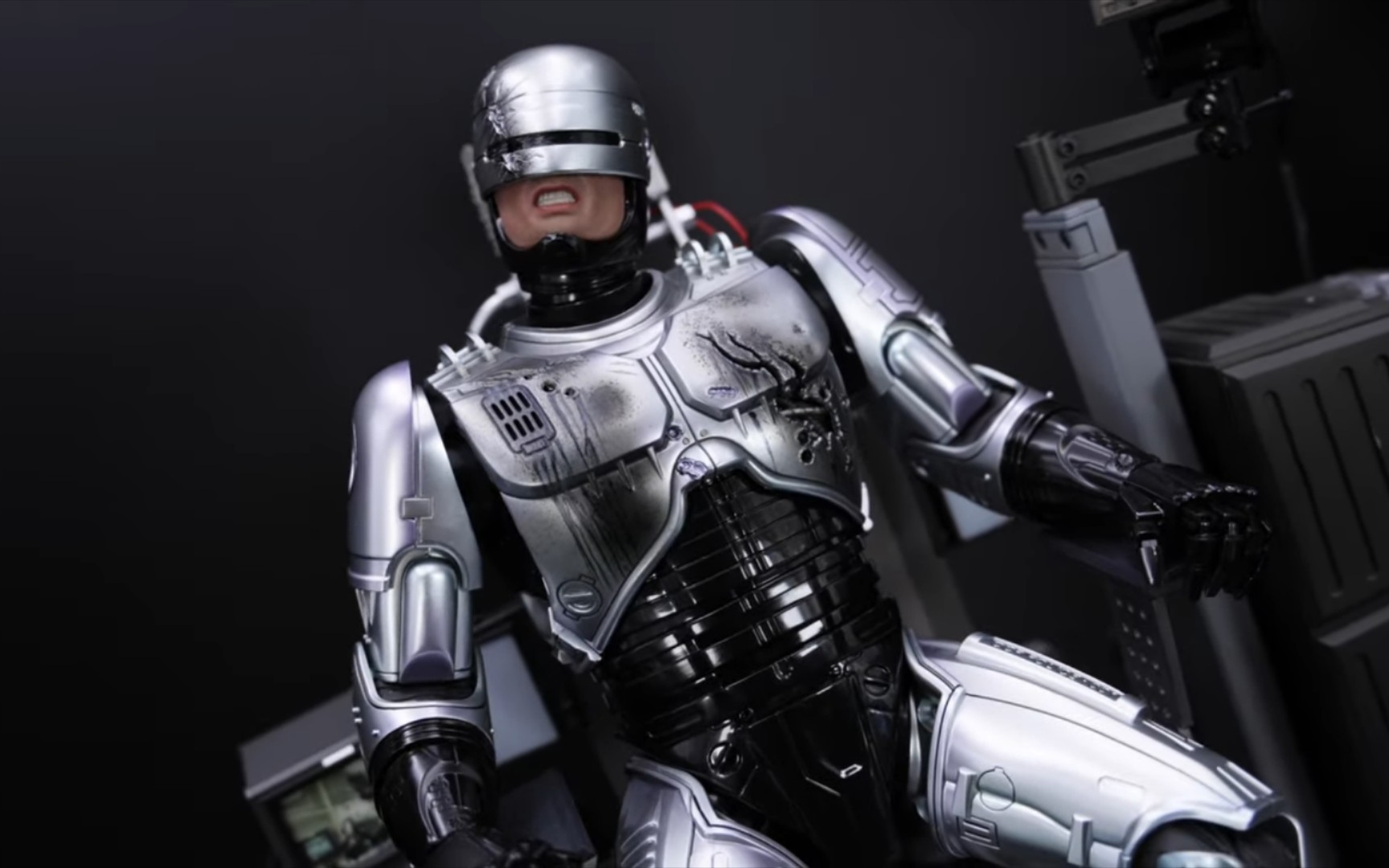 [图]机械战警 ROBOCOP 墨菲 铁甲威龙，与他的电动维修椅。。。。