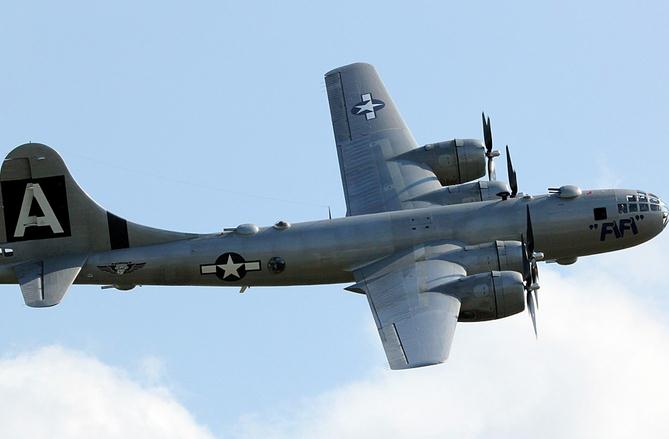 【标清】二战"超级空中堡垒"b-29起飞与降落