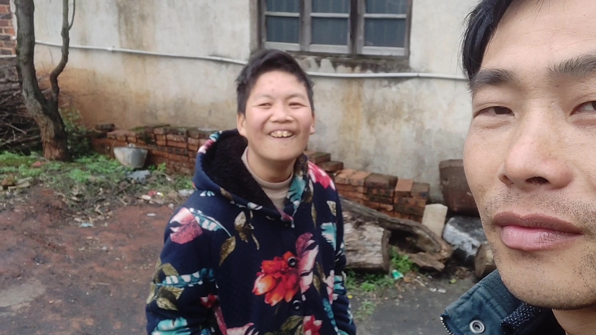 智障妈妈开心也简单,对着我的手机屏幕,居然能开心的手舞足蹈,笑的合