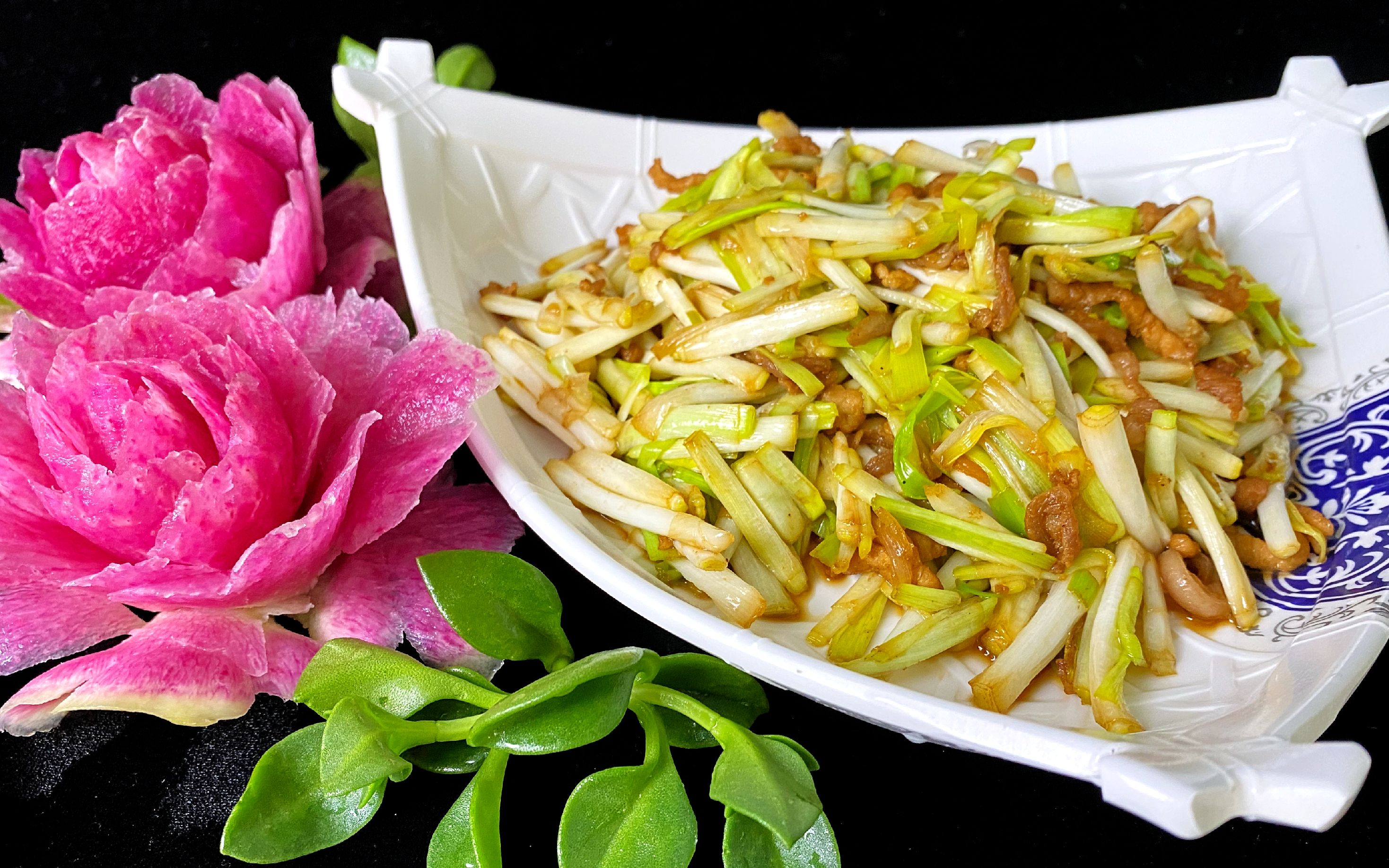 老师傅的懒人家常菜系列之肉丝炒蒜黄制作简单的同时还非常好吃