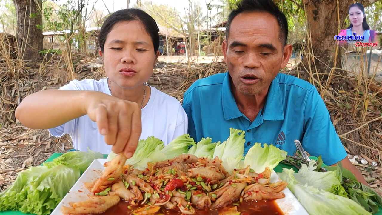 k姐和老公吃泰式臭鱼酱鸡脚沙拉
