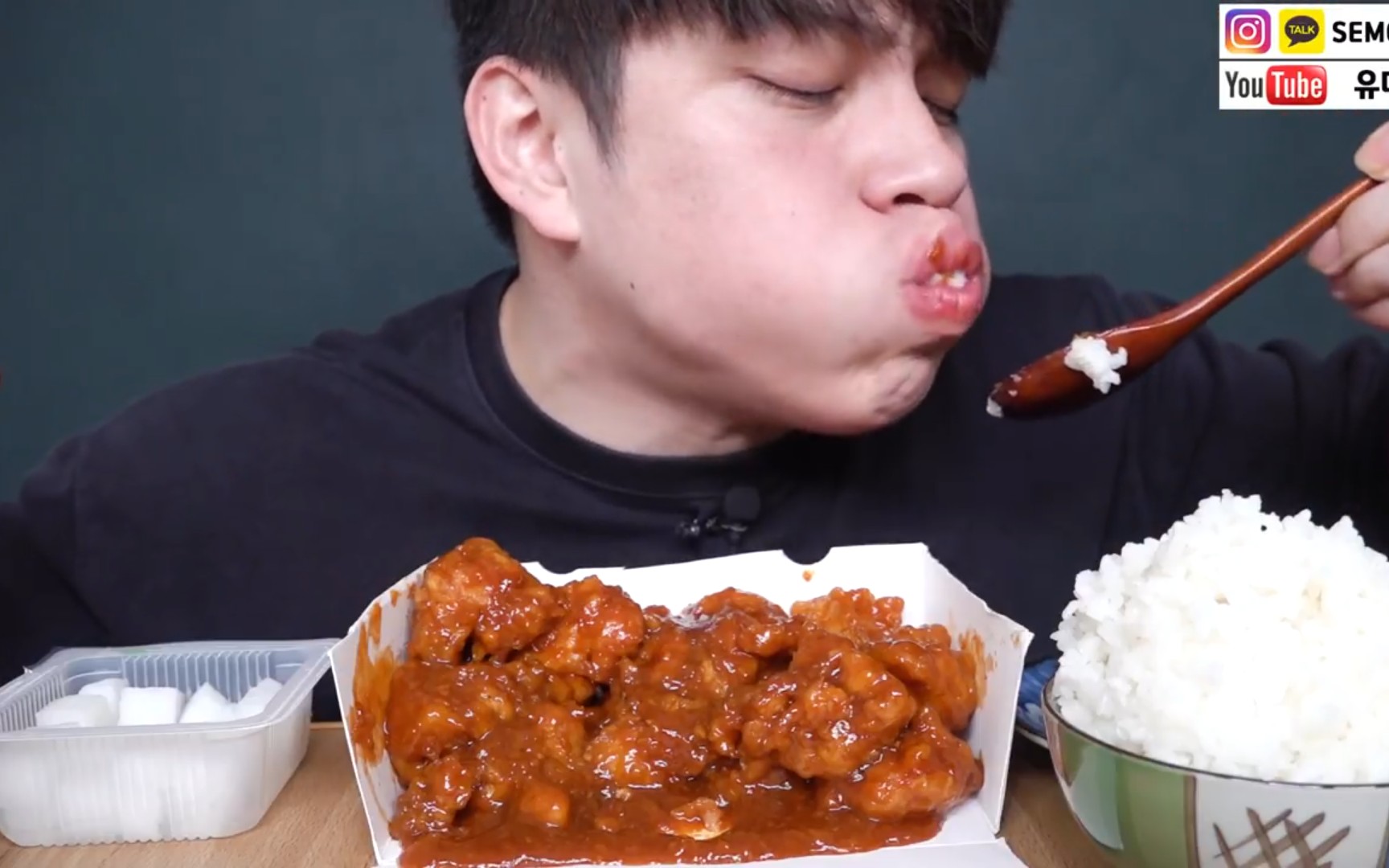 【吃播smr】韩国小哥炸鸡块配米饭,一口下去好满足,还有海苔卷和韩国