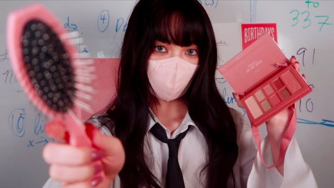 【plainvanillabean】asmr rp | 学校里安静的女孩帮你化妆和梳头