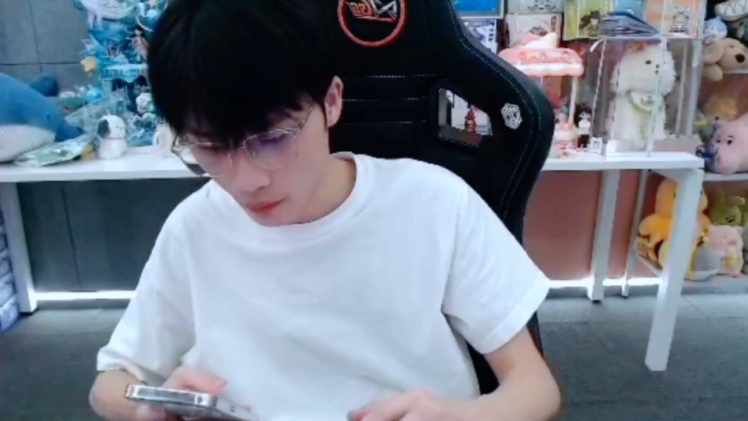 【今屿】戴上金丝的徐翔宇有斯文败类那味了,好看爱看多戴.