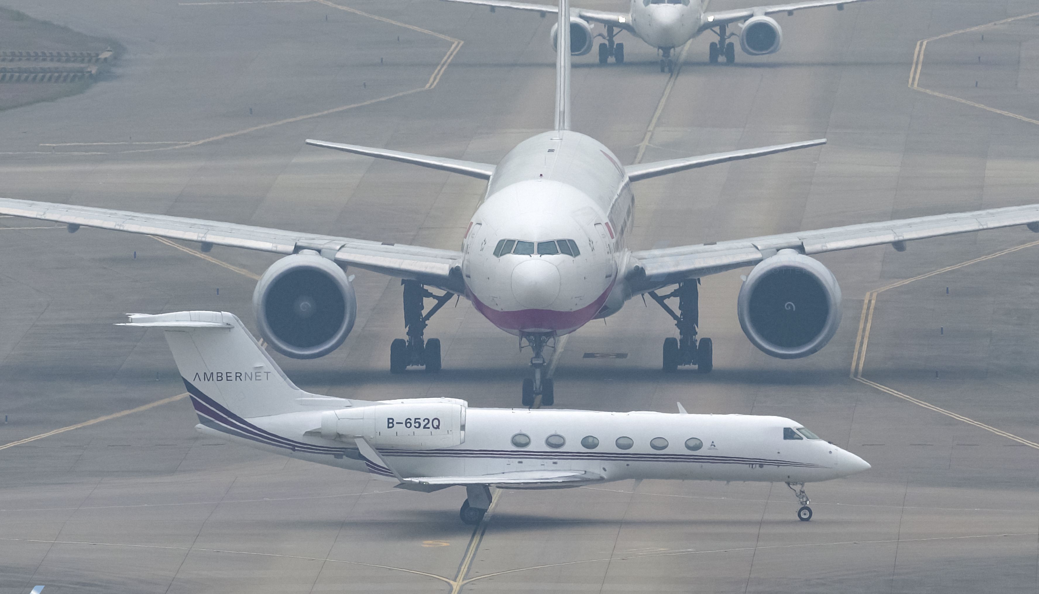 前面的小机崽子 波音777大飞机让你先走