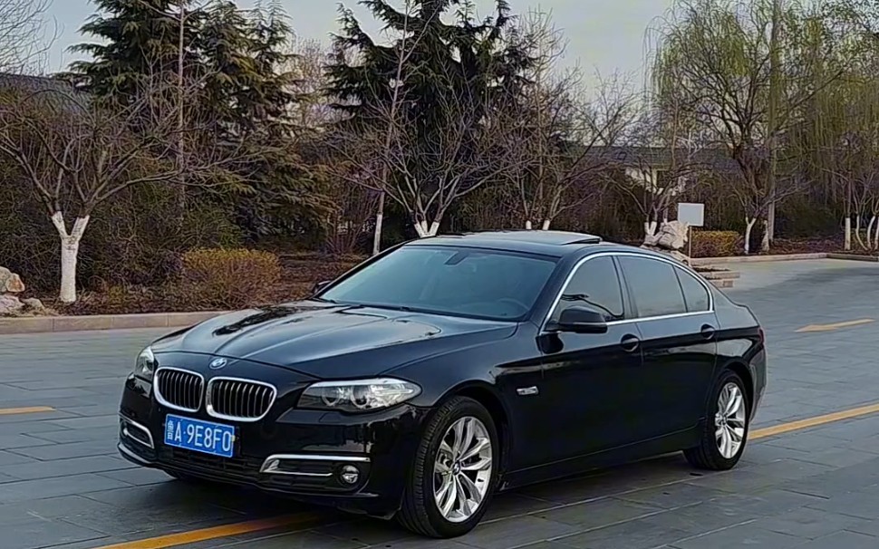 15年的宝马525li,新款发动机2.0t的,还是个棕色内饰的