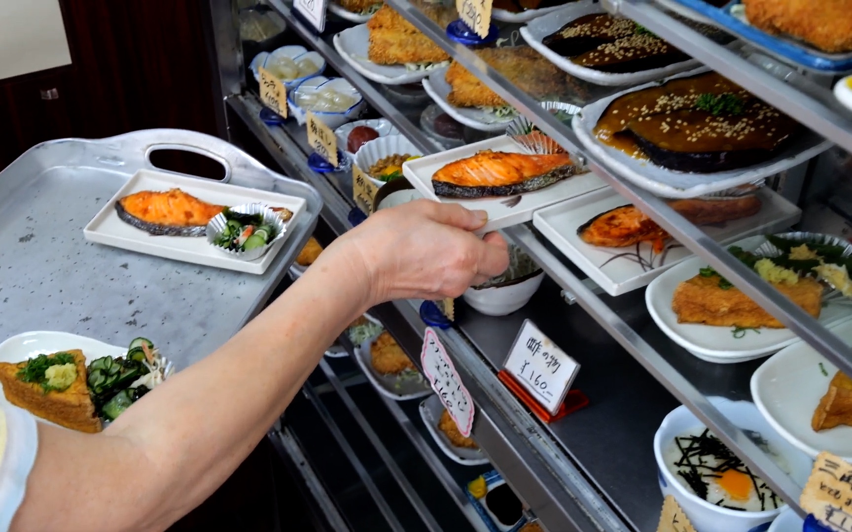 【日本美食】经营在工厂区域的最棒大众食堂的工作场景