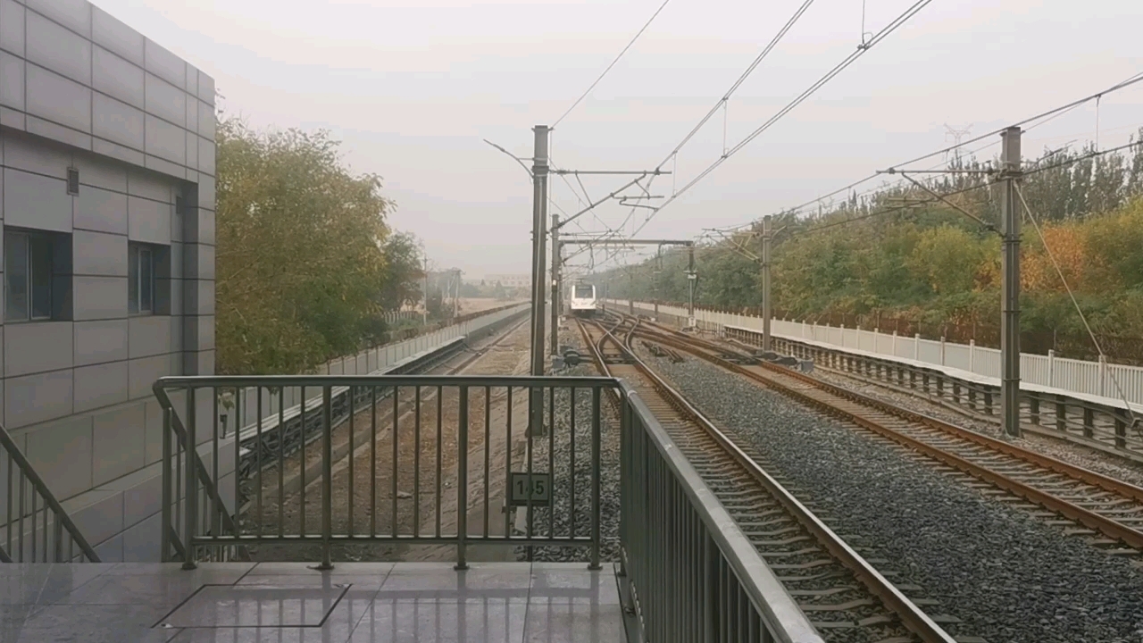 天津地铁9号线927编组东海路折返后进站