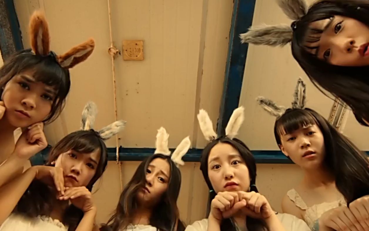 小伙无意间捡到6只兔子一觉醒来后竟然变成6个漂亮的萌妹子