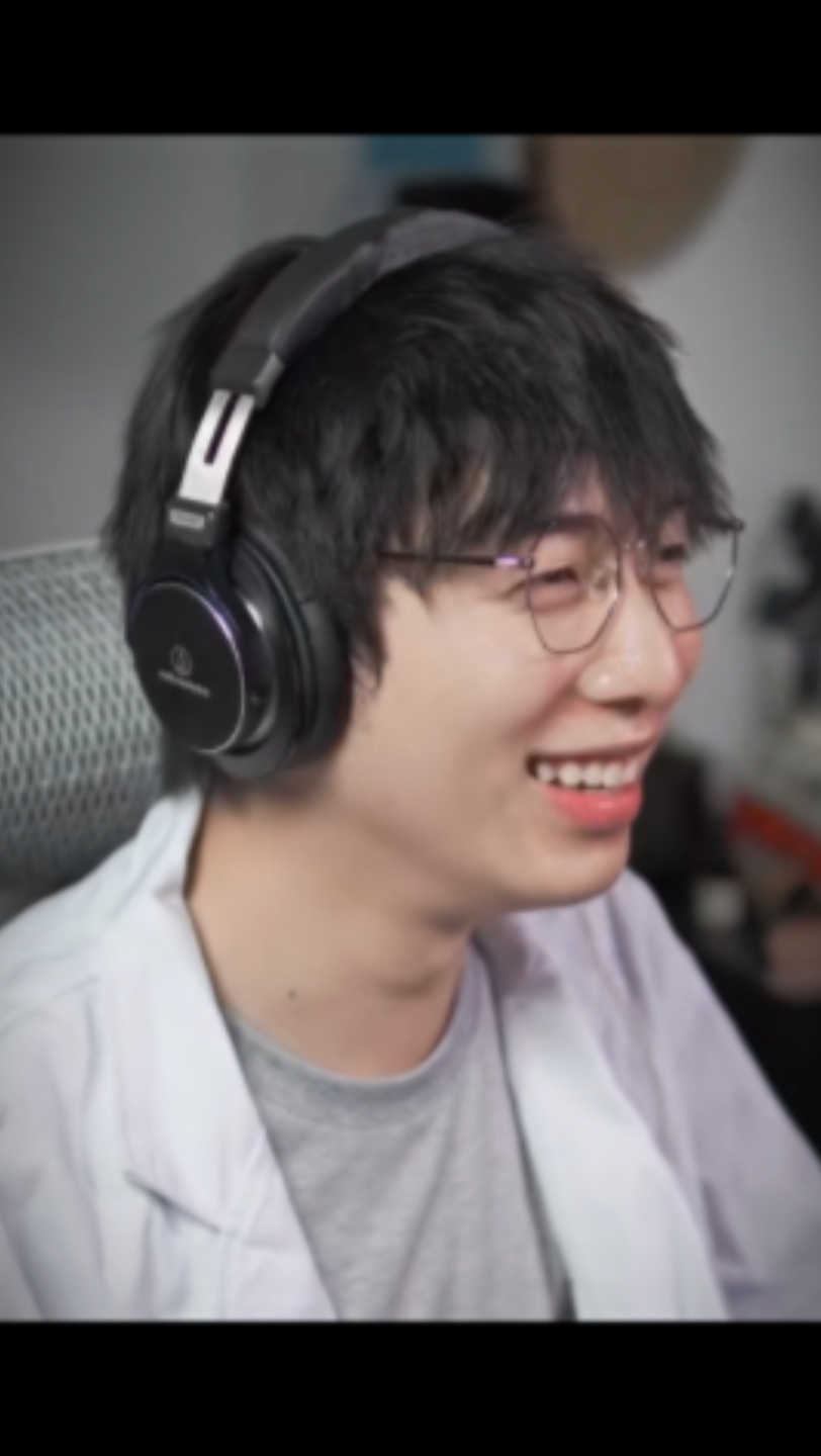 可爱王瀚哲和黑帮王瀚哲你选哪个?