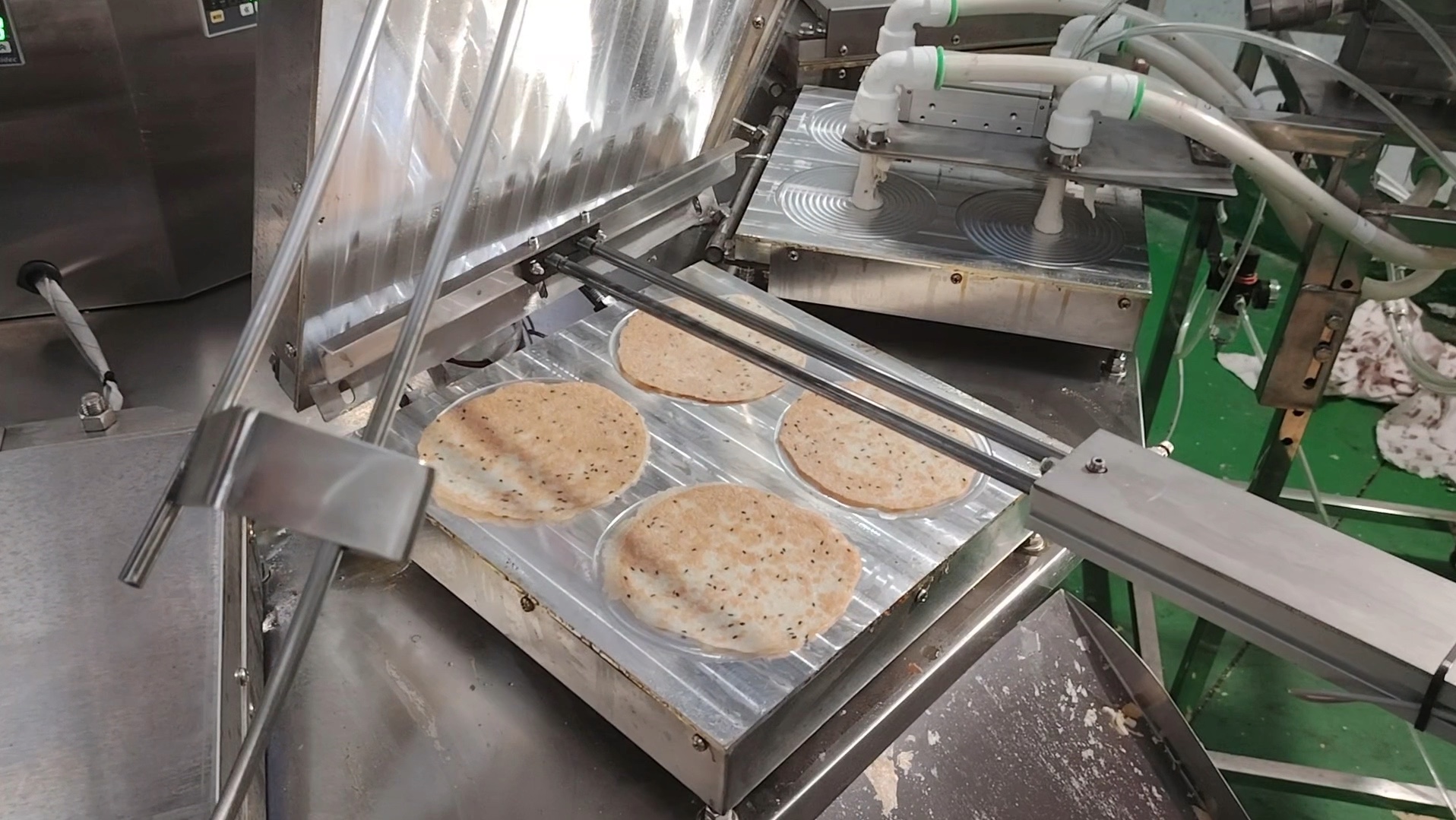 山东很火的香酥焦饼机器,自动化生产焦饼机,香酥营养薄脆芝麻煎饼机压