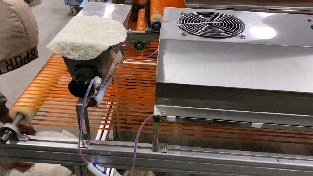 全自动烙饼机适用于烙饼作坊,自动化程度高,省人工