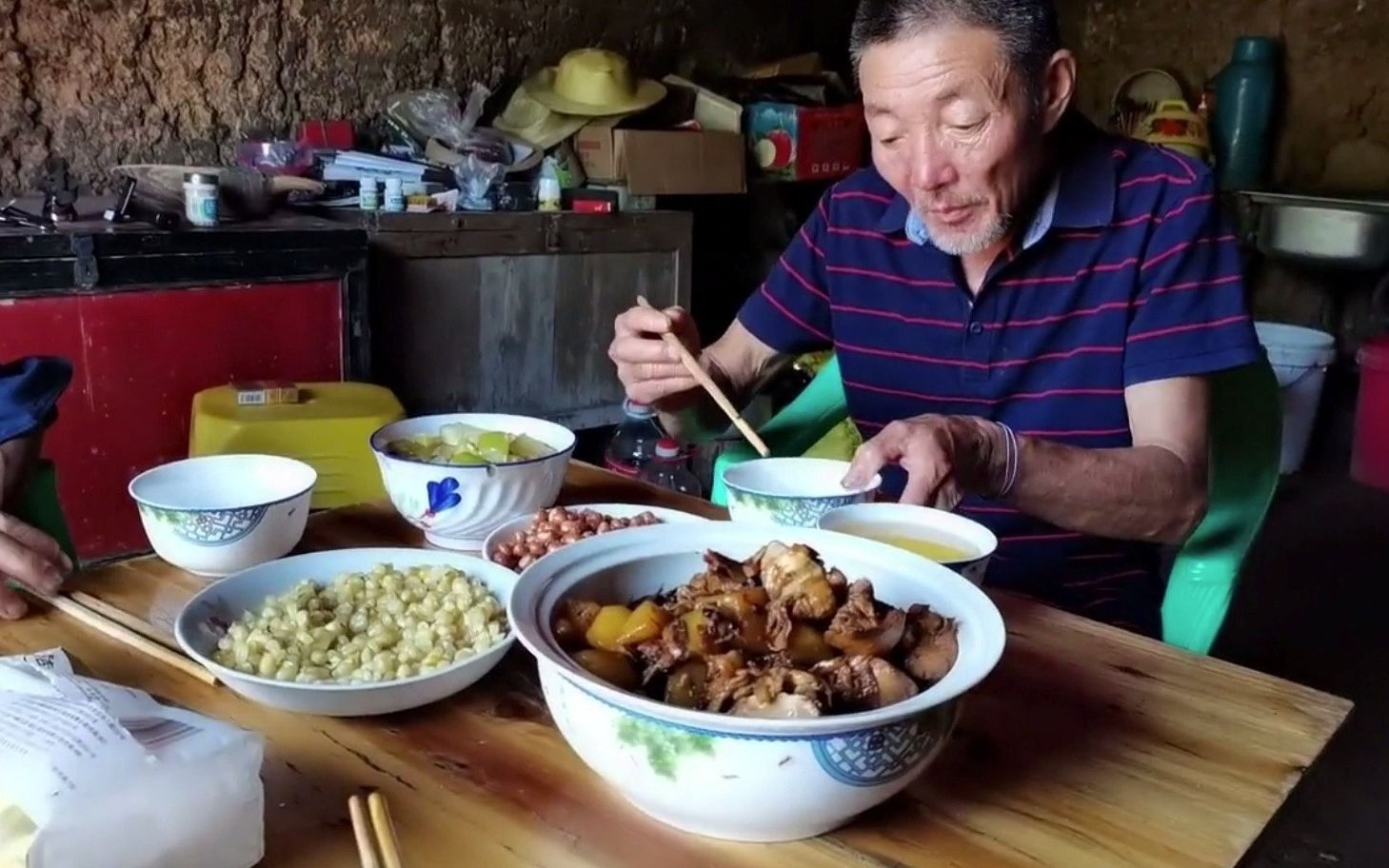 棒棒老甘现在日子越过越好了中午弄几个菜喝点啤酒