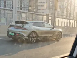 Скачать видео: 路上遇到的腾势z9gt，姿态帅爆了