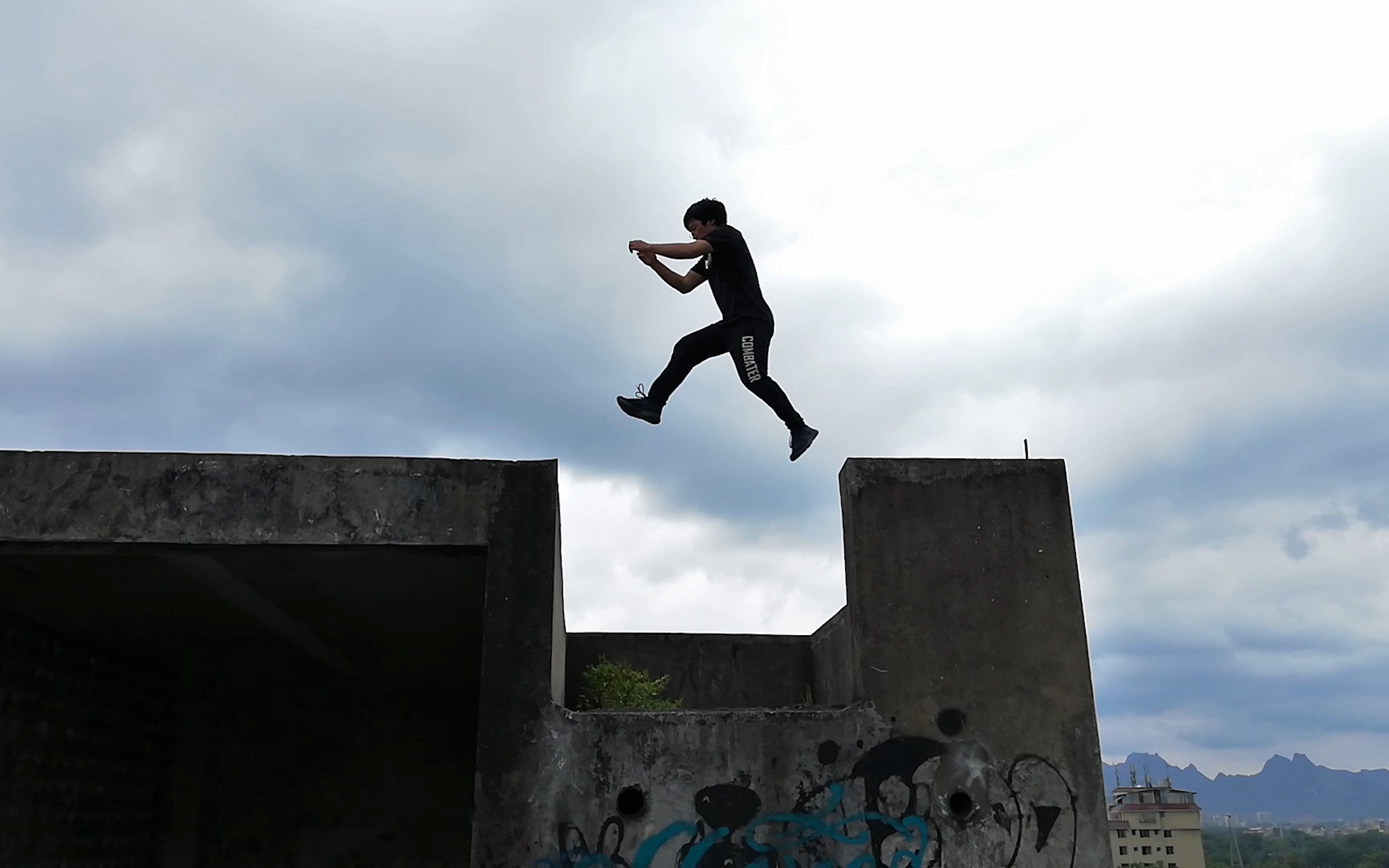 "危险动作 请勿模仿"