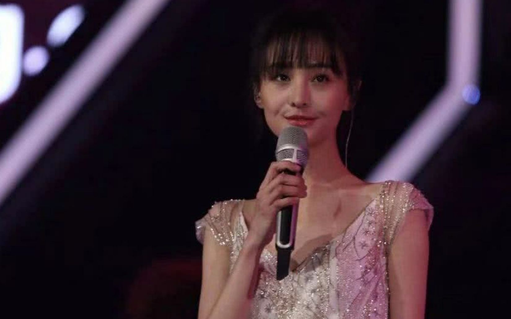 郑爽穿"纱裙"唱歌,原相机镜头下的样子,是她28岁真实状态_哔哩哔哩