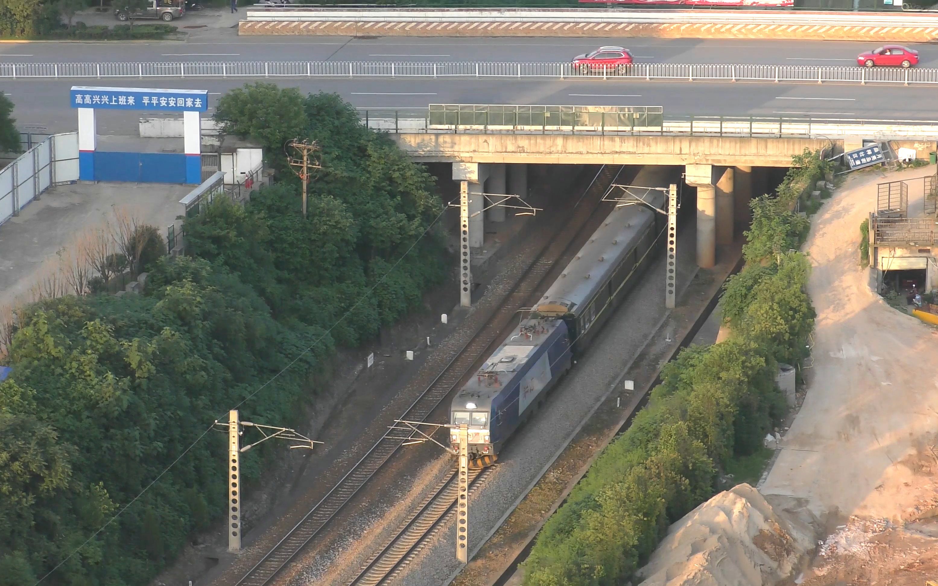 长沙城北恒大名都石长铁路k786次南昌开往成都东列车经过