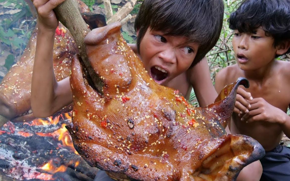 荒野小屁孩:瘦子今天和小伙伴烹饪猪头肉,大口大口吃得美滋滋