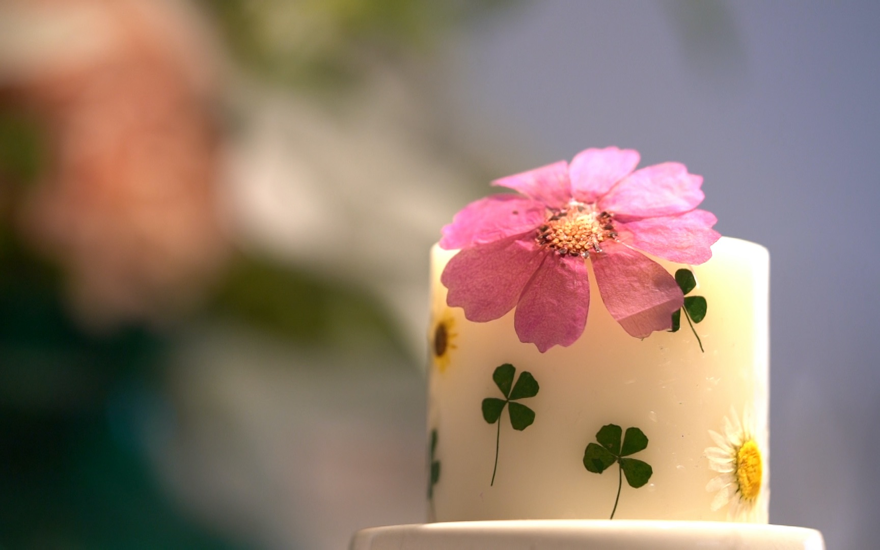 蜡烛点亮压花蜡烛散发四叶草的幸运之光