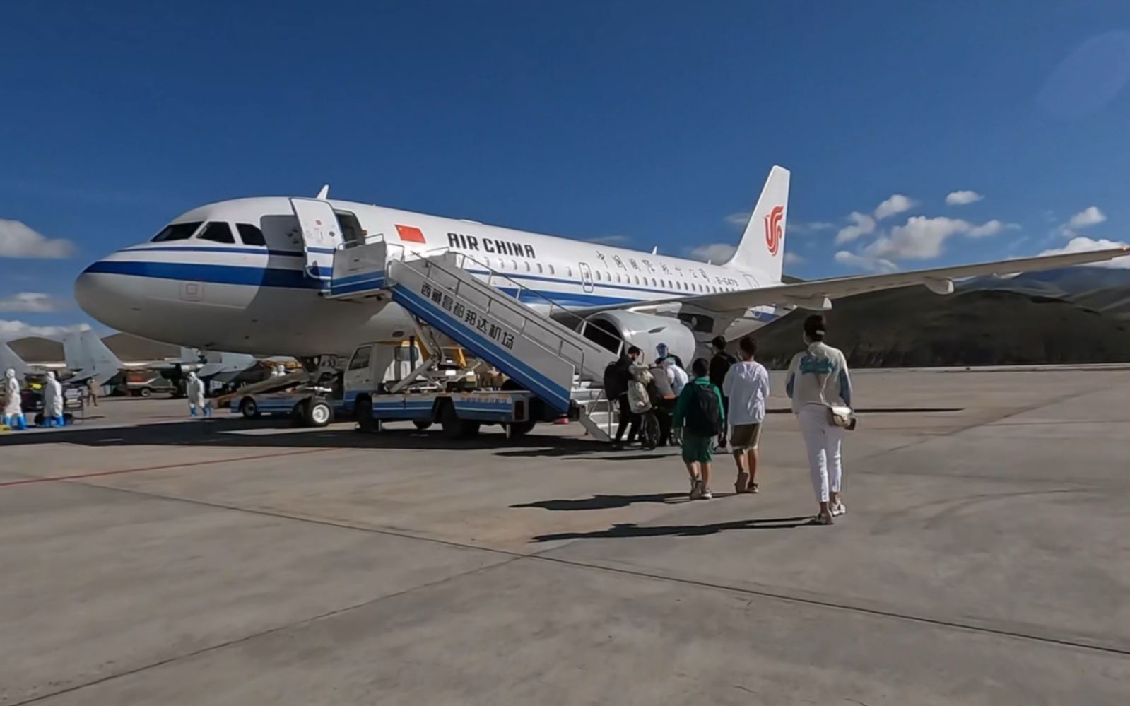 坐飞机离开西藏全程,10多个小时跟逃难似的,乘坐飞机有了阴影