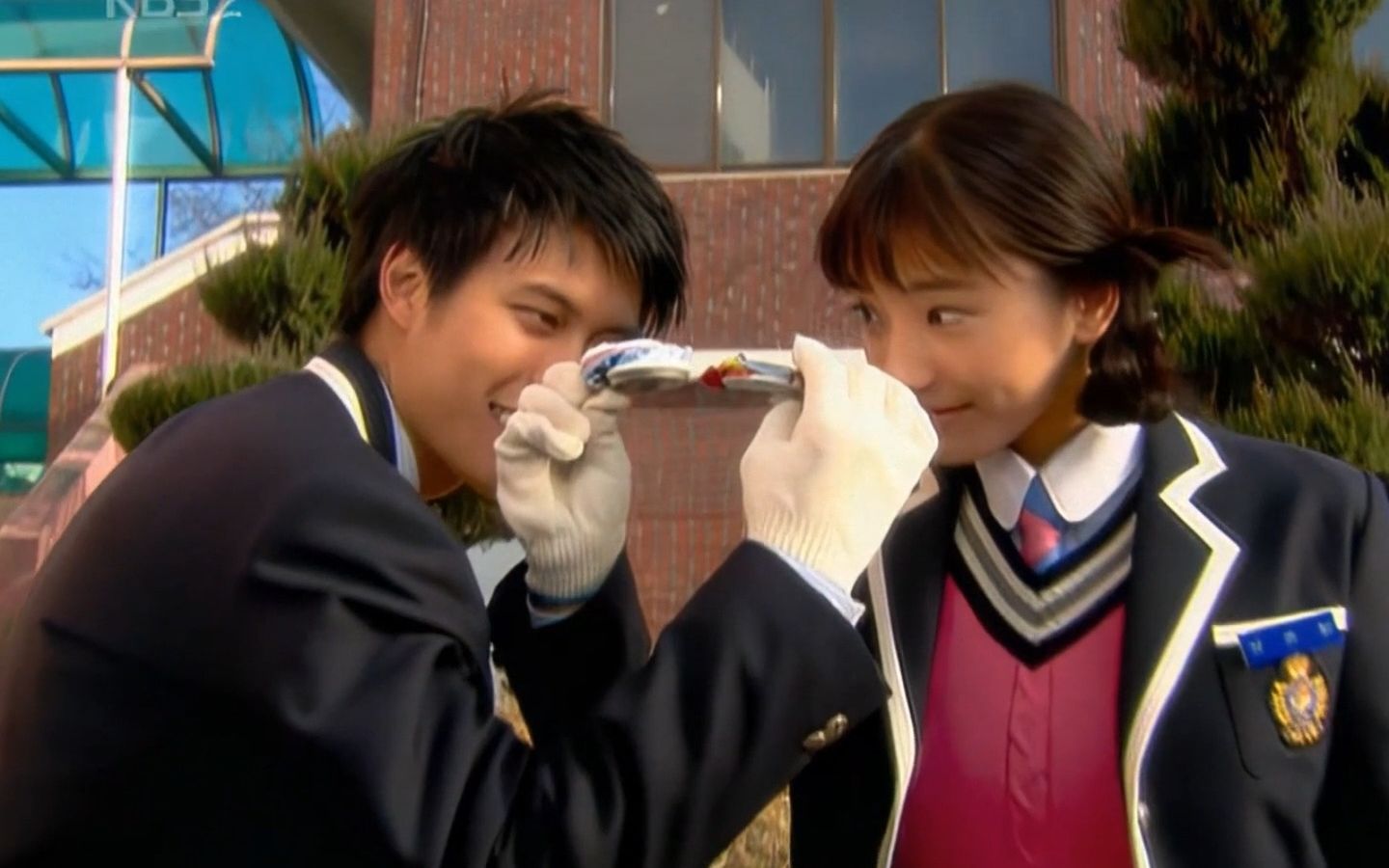 豪杰春香-梦龙和春香比易拉罐的厚度,不过姿势好像喝交杯酒呀