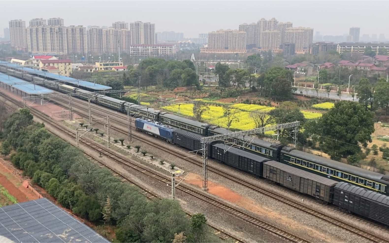 k1258 3c0255交汇货列,进贤站1站台开出