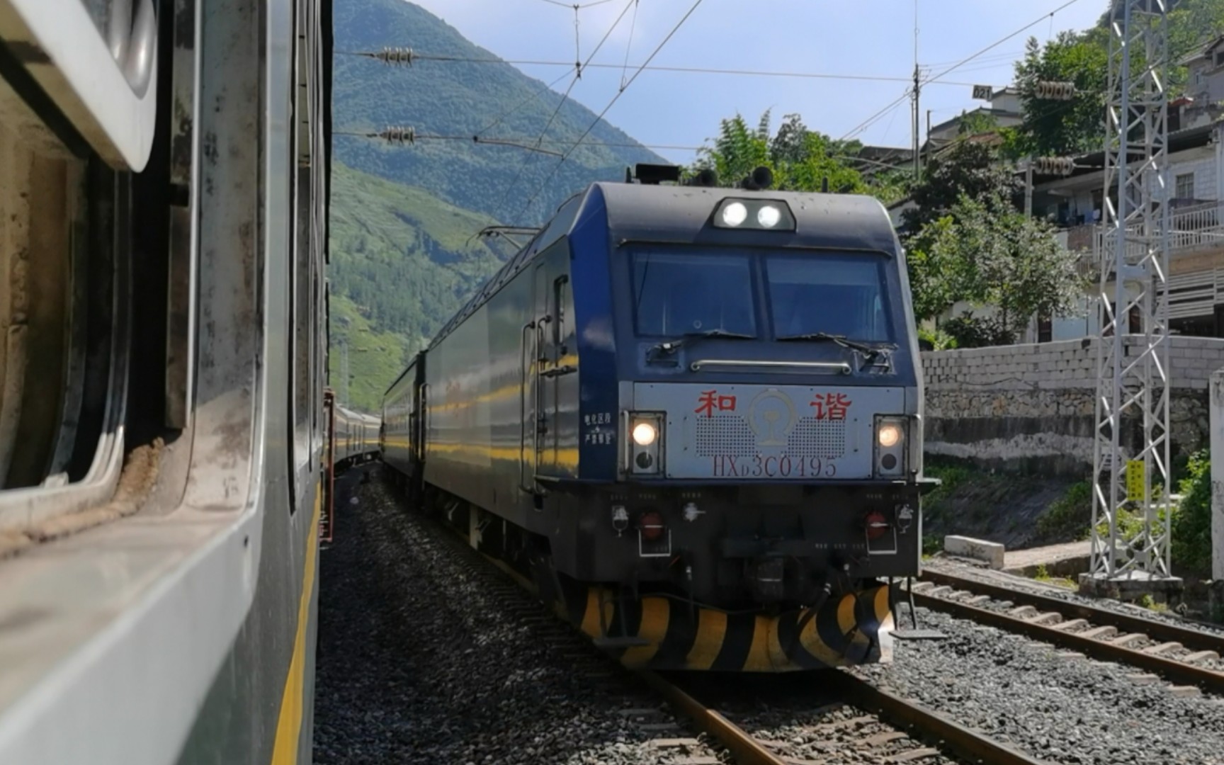 成昆铁路成局成段hxd3c0495牵引t8870次攀枝花南成都南通过阿寨站