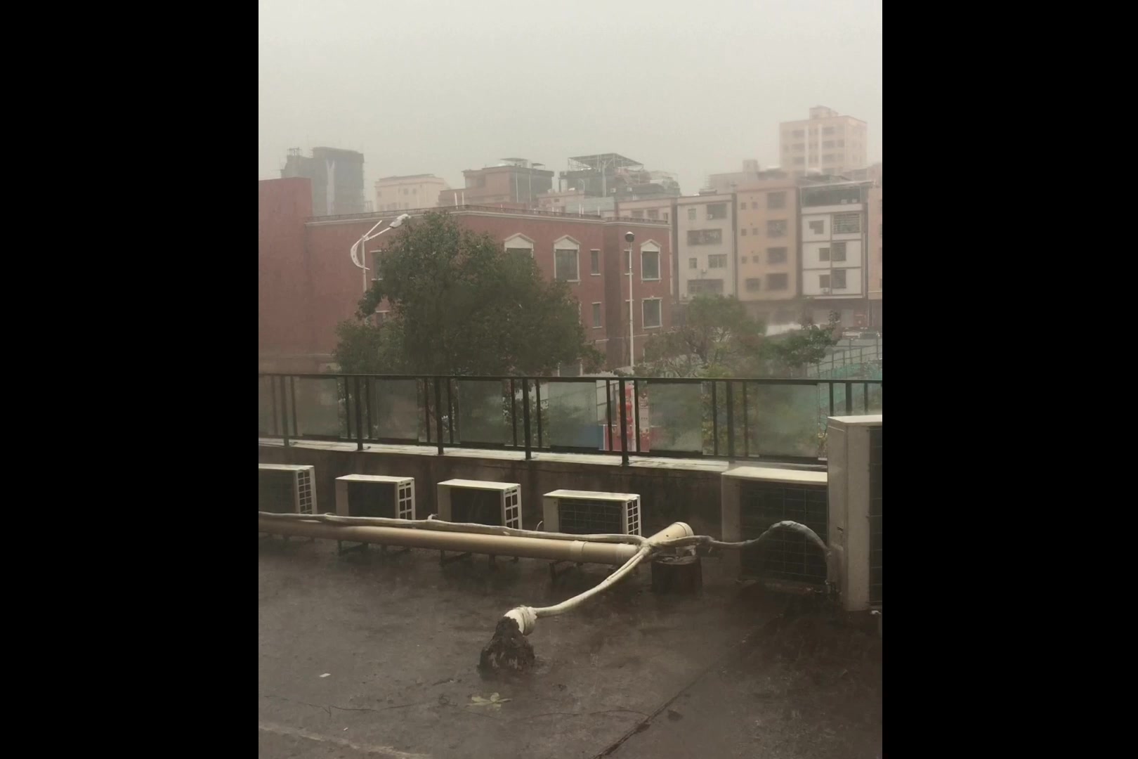 [图]【助眠向】窗外下着大雨，盖着棉被，好有安全感～～狂风暴雨；听着雨声入睡；下雨天；真实雨声