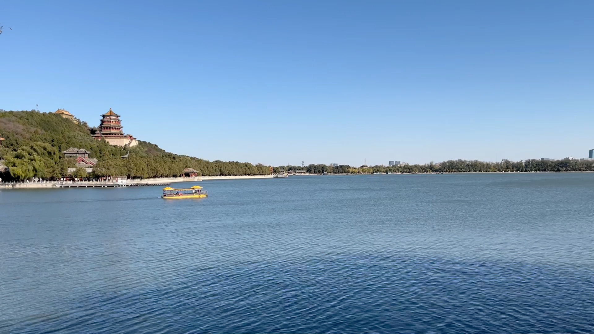 微风习习,湖水悠悠,秋日颐和园风景如画!