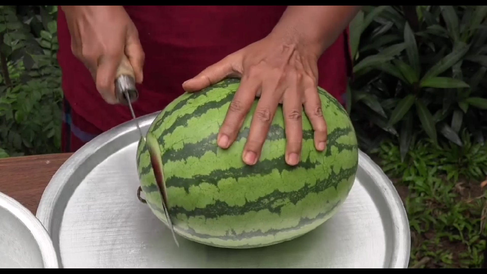 看印度女人在家做西瓜汁西瓜派