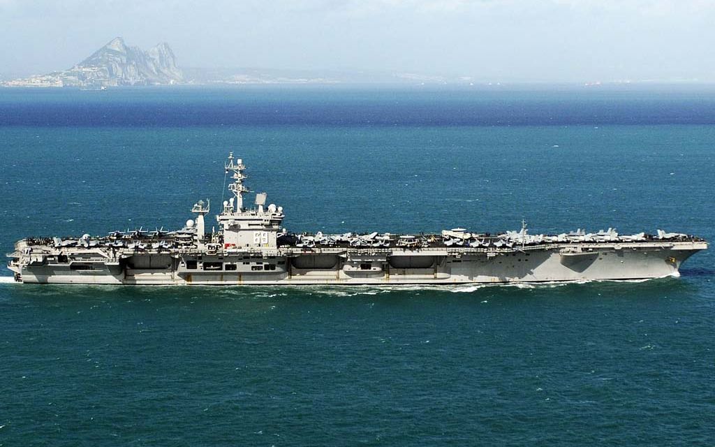 美国海军艾森豪威尔号航母在波斯湾-进行航母飞行甲板作业_哔哩哔哩