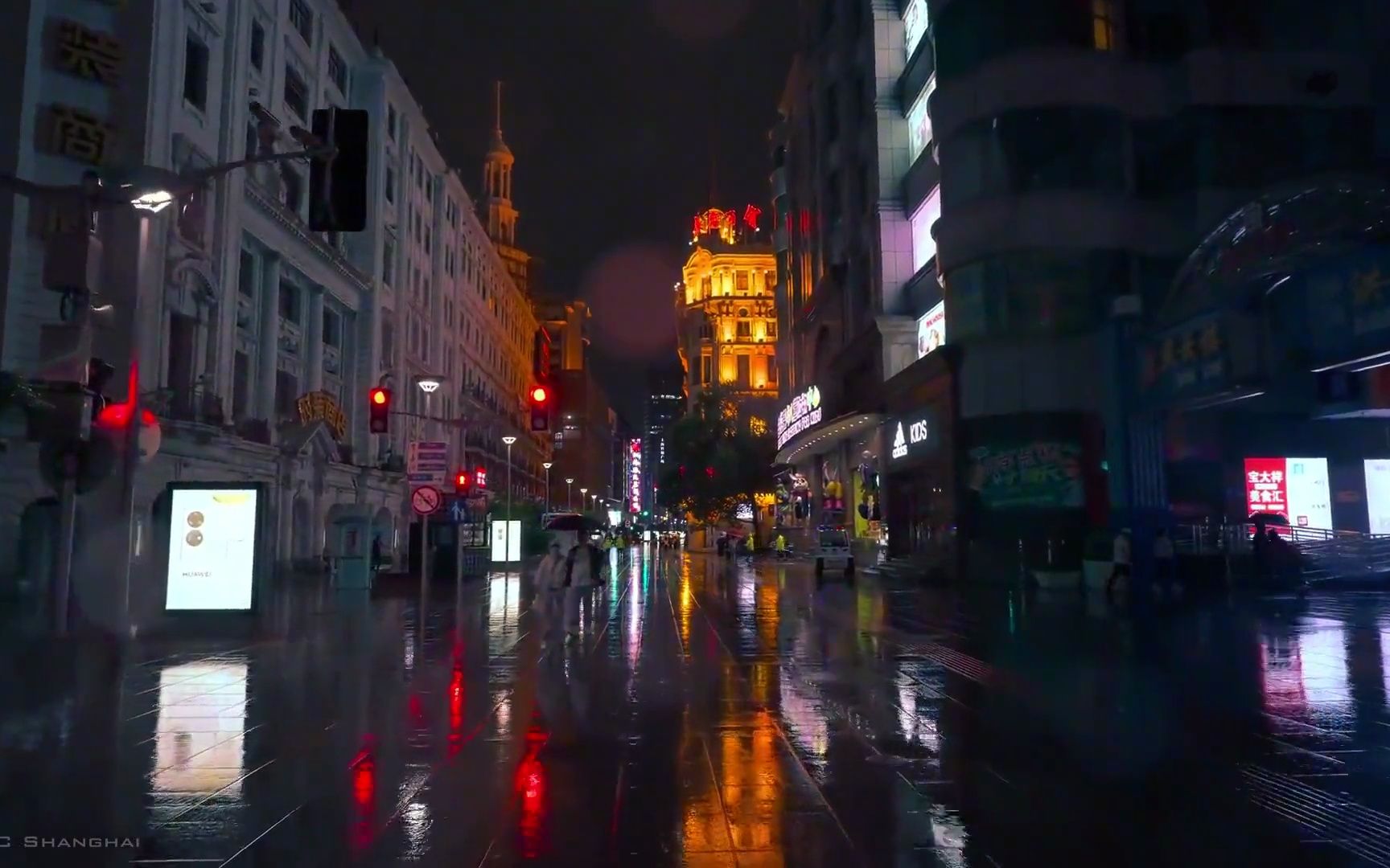 下雨的夜晚,漫步在城市中,聆听雨声,欣赏夜景._2