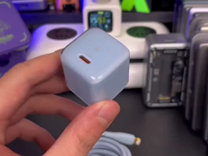 图拉斯小冰晶苹果充电器,还有颜值这么高的充电器啊!