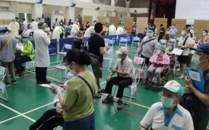 Tải video: 民进党当局为获赠AZ疫苗亢奋不已，却被台湾留学生戳中“痛处”