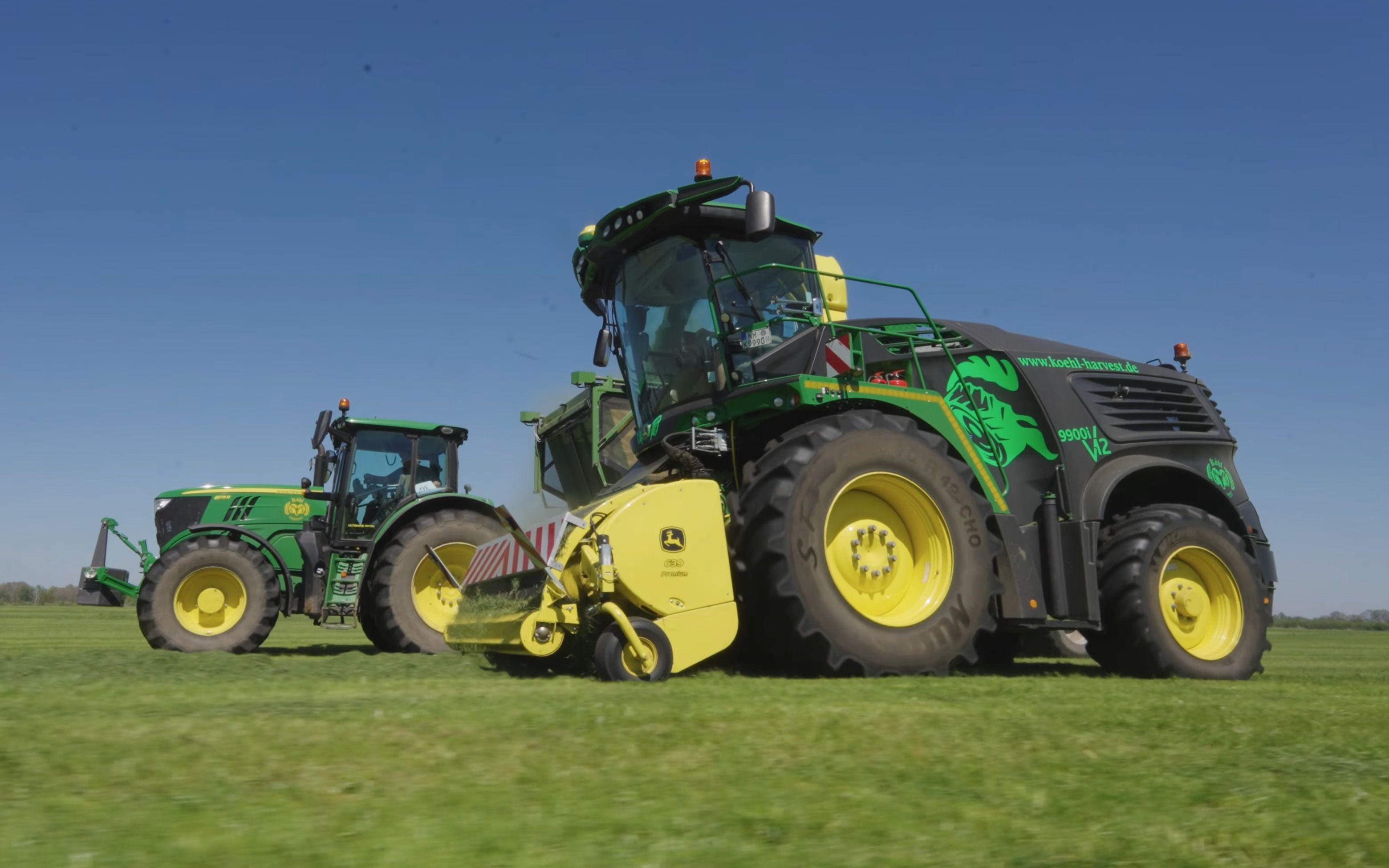 约翰迪尔9900 v12饲料收割机农场作业