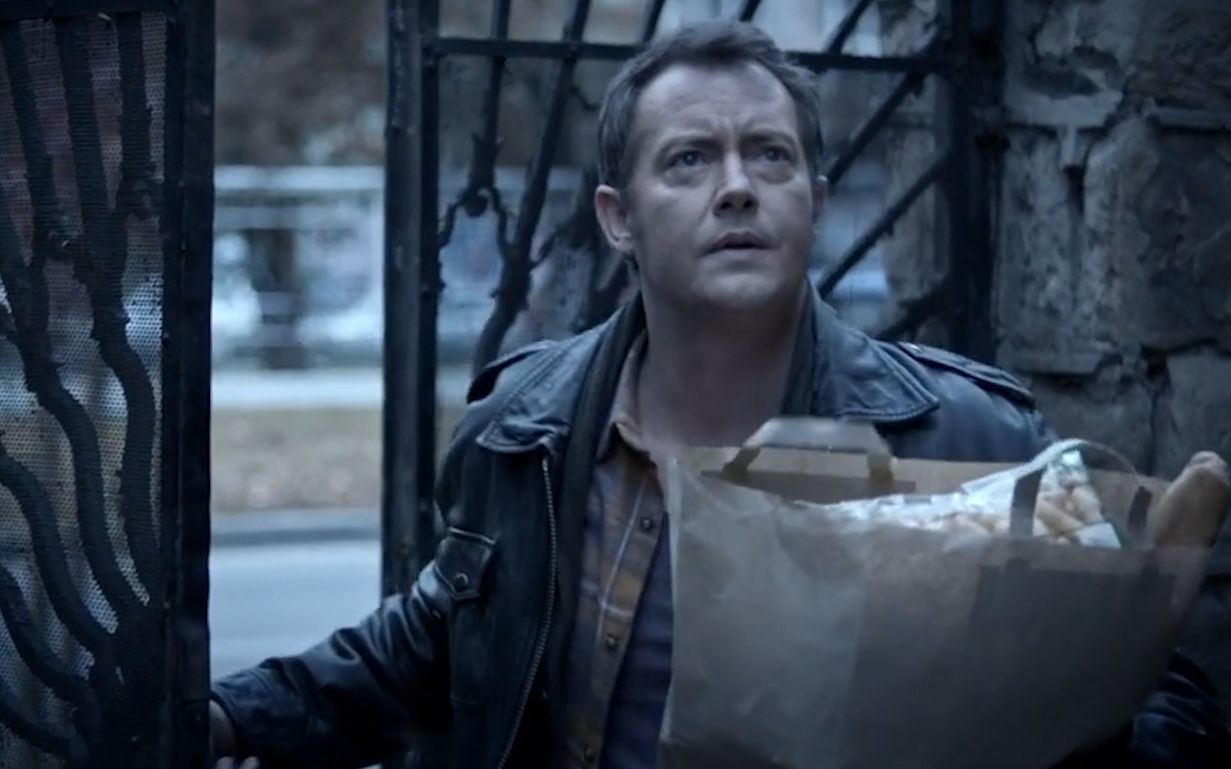 退休警察到神秘公寓当保安查看监控录像后发现了可怕的秘密