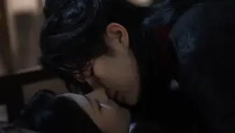“躲什么？你小时候抓周还是抓的哥哥呢。”