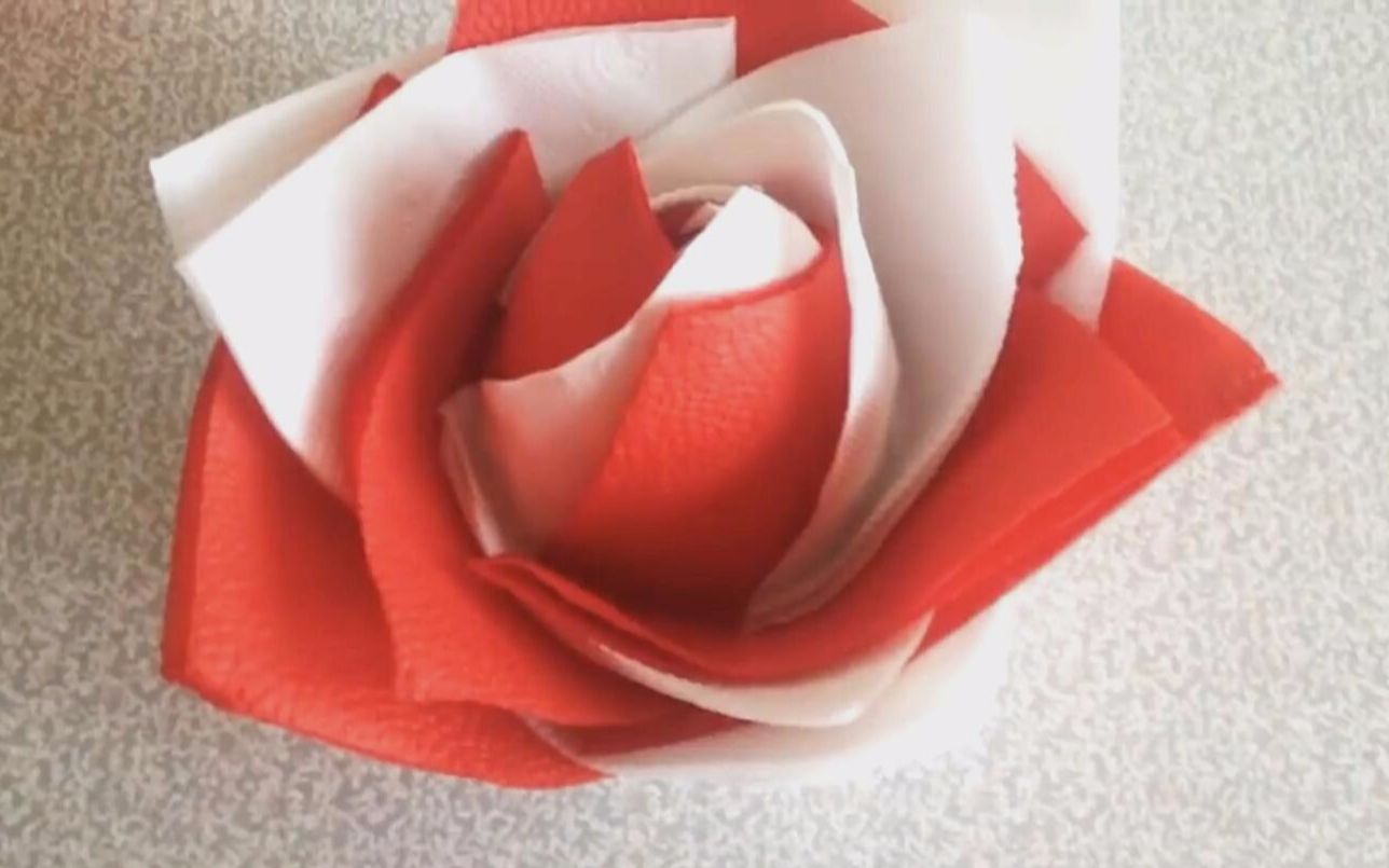 这技能厉害了教你用一分钟让餐巾纸变成玫瑰花其实特别简单