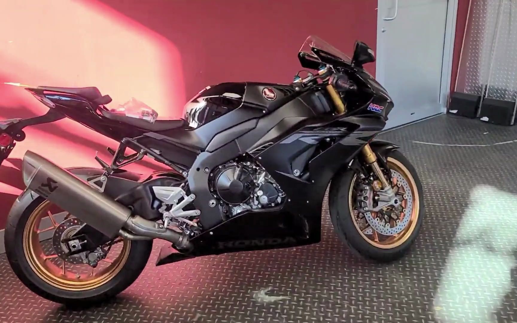 加拿大老哥喜提本田火刃cbr1000rrrsp纯黑版本