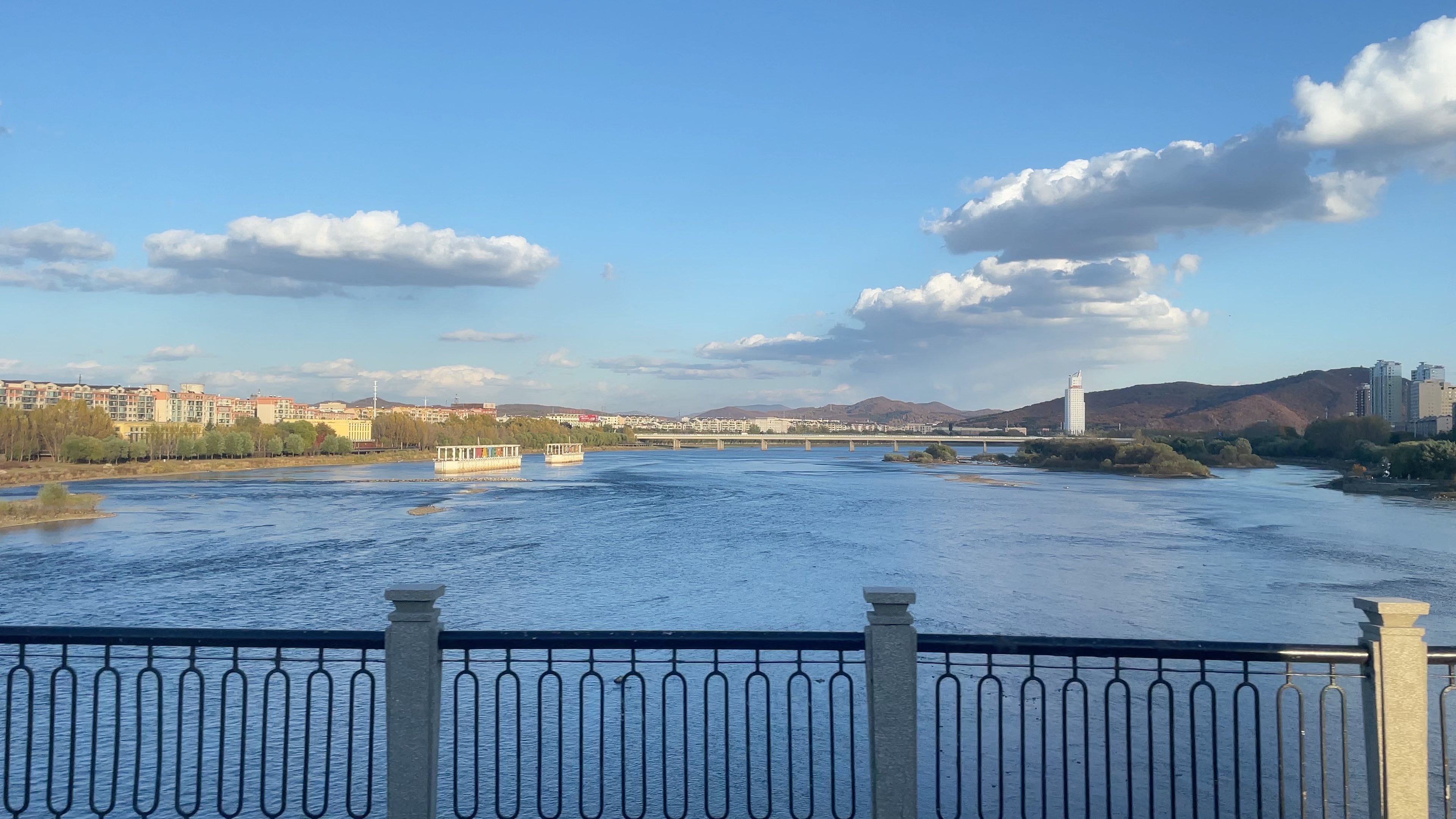 我在东北～松花江上啊