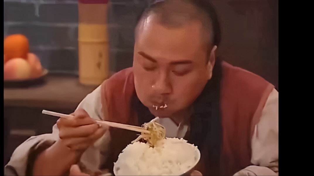 乌蝇哥乞讨吃剩菜盖饭一口青椒一口肥肉吃的太香了,看饿了