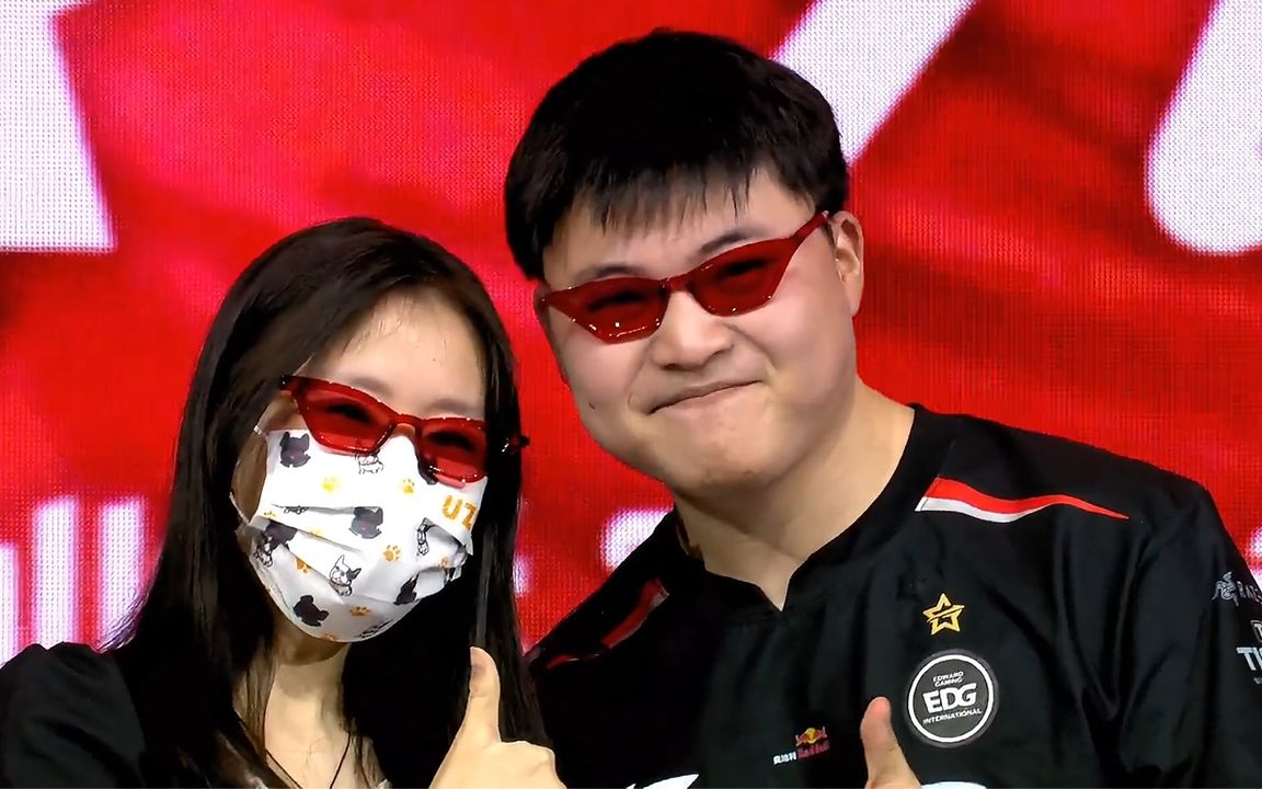 女粉上台给uzi戴上vn的红眼镜,乌兹绷不住了!