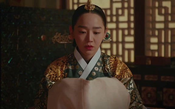 《哲仁王后》中殿看见皇帝留给她和孩子的胎教日记后,深夜痛哭