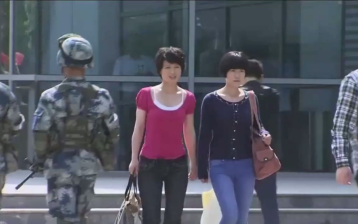 [图]火凤凰：女兵走路姿势不对，当兵的一眼就看出了不对劲，果然是特种部队的